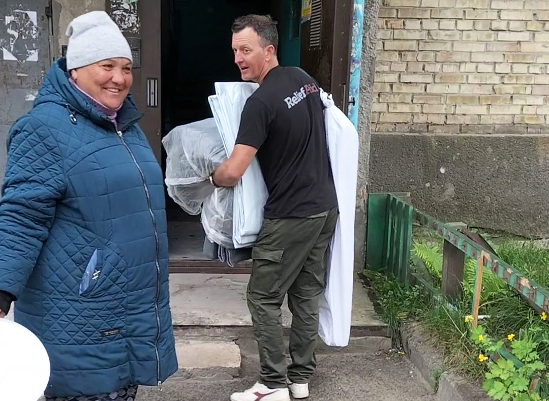 Ukrainian receiving help from ShelterBox
